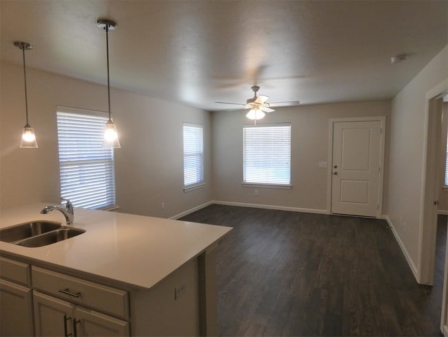 Building Photo - 405 Vail Cir