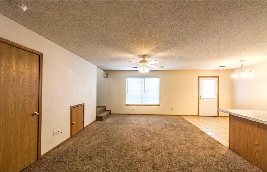 Living room - 887 N Daisy Ln