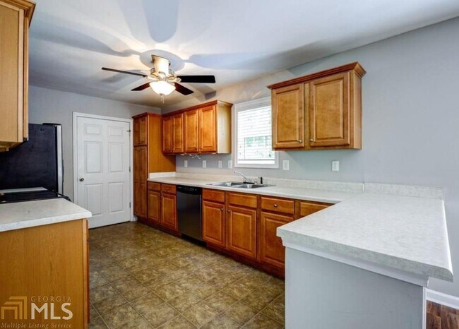 Building Photo - 2725 Silver Hill Terrace SE