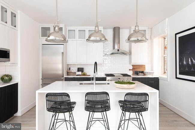 Building Photo - 1015 D St NE