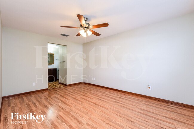 Building Photo - 3330 SW 27th Ave