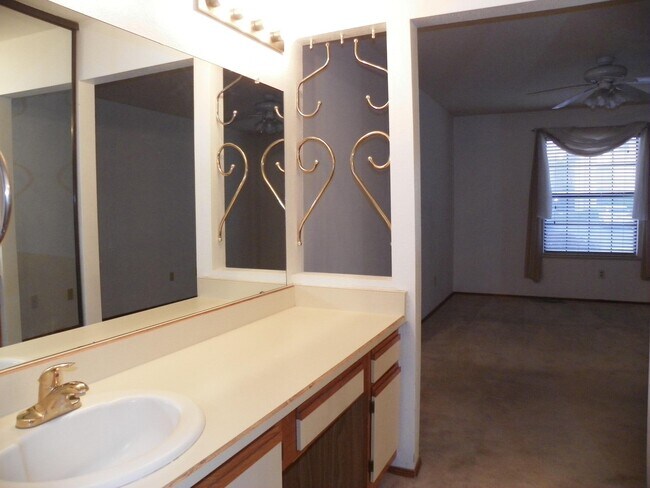 Building Photo - 813 Country Club Dr SE