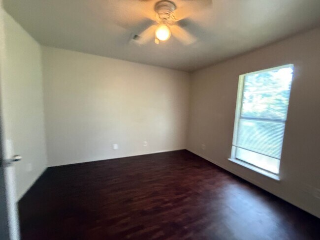 Building Photo - 3 Bd 1.5 Ba beautiful trees great backyard!!!