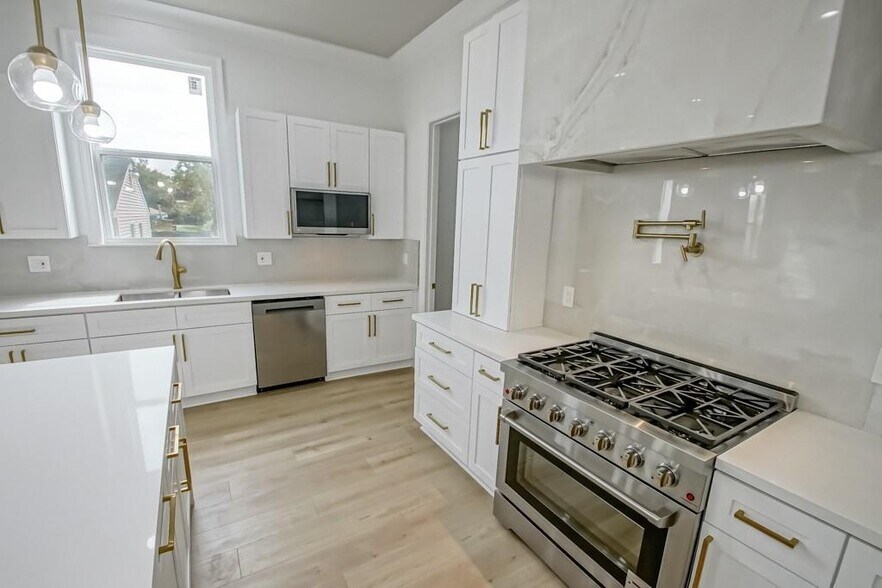 Kitchen 5 - 2416 Prentiss Ave