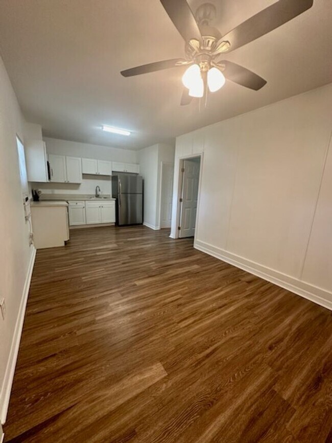 Building Photo - 1 BEDROOM 1 BATH SUITE