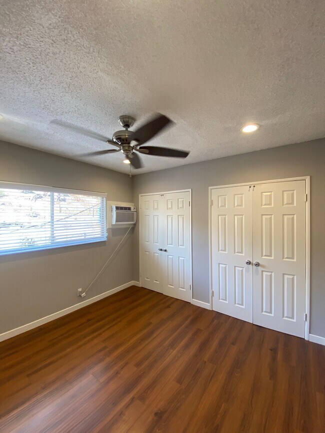 Building Photo - 1411 College View Dr