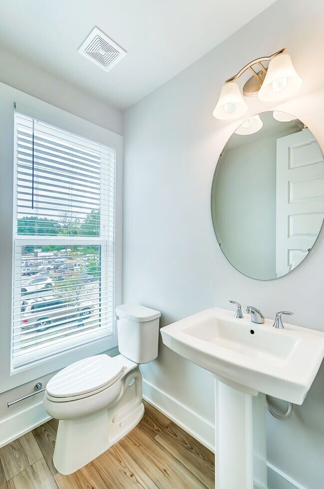 Building Photo - 3 Bedroom Townhome minutes from South End!