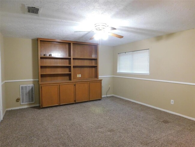 Building Photo - 2711 River Birch Dr