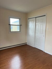 Building Photo - 2 Sherwood Dr