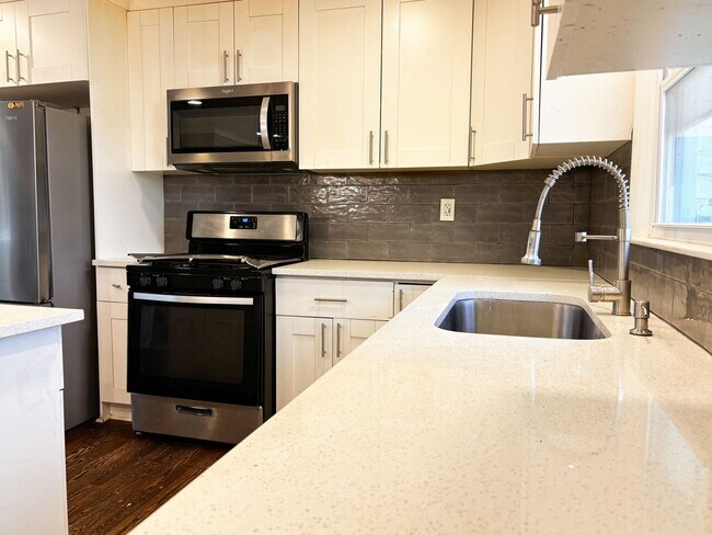 Building Photo - Charming 3BR Condo in Atlanta