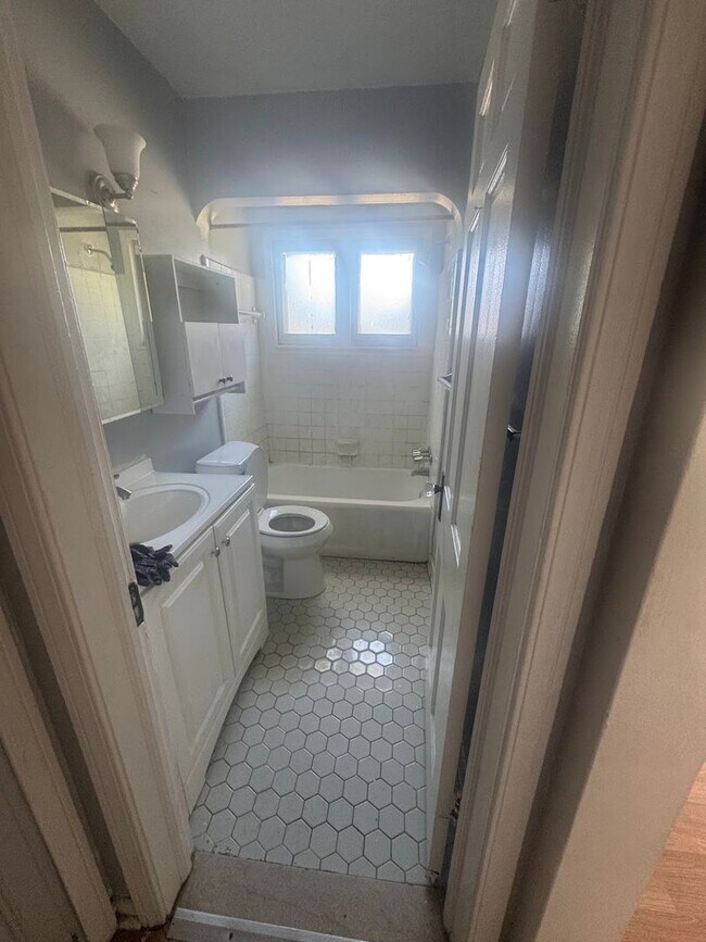 Building Photo - 2 bedroom/ 1 bathroom Duplex!