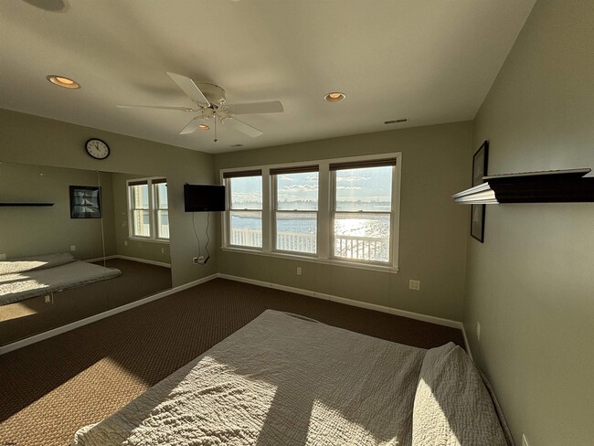 Building Photo - 802 N Harvard Ave