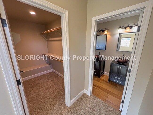 Building Photo - AVAILABLE NOW - Spacious Home Close to Downtown Paso Robles - 3 Bed / 2.5 Bath