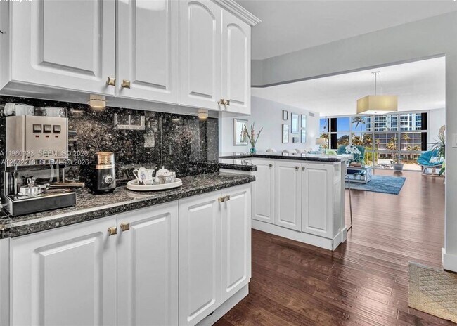 Building Photo - 6423 Collins Ave