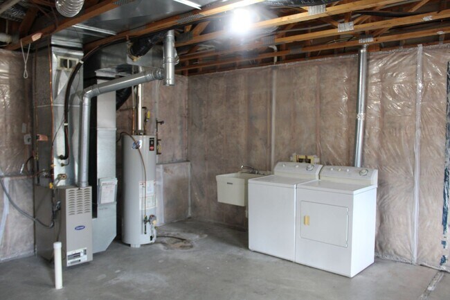 Building Photo - Three bed 2 bath townhome $1750/mo.