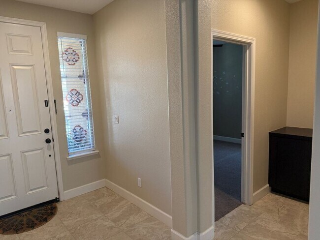 Building Photo - Newer Modern 4 Bedroom 3.5 Bath w/ Bedroom...