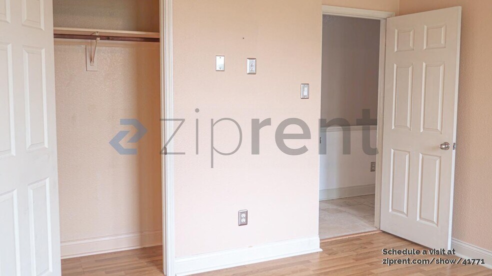 Building Photo - 5800 Pine Ridge Blvd
