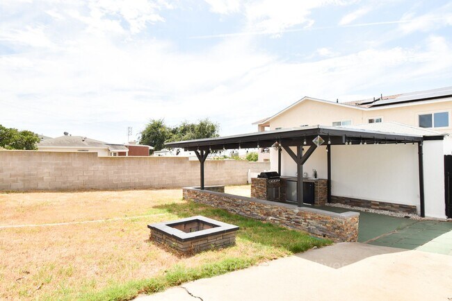 Building Photo - 3 Bedroom, 2 Bath House with Large Backyard