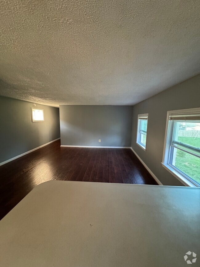 Building Photo - 2211 Rosewood Dr