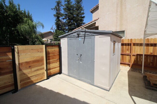 Building Photo - Cute Two-Story Home With Pool & RV Parking