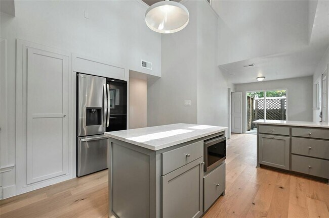 Building Photo - 1305 Kenwood Ave