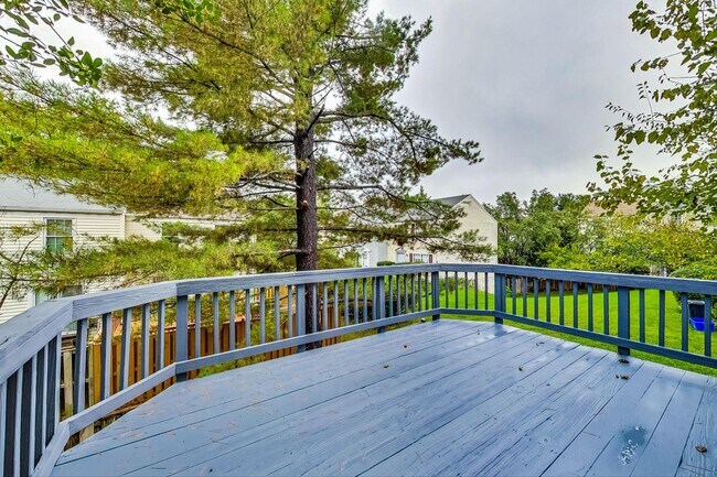 Building Photo - Beautifully maintained end unit Townhouse located in Stonebridge subdivision!