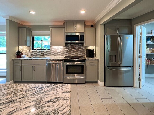 Building Photo - 3BR/2BA POOL HOME in SW Gainesville - avai...
