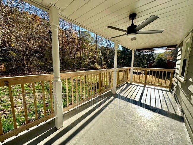 Building Photo - 208 Bridge St