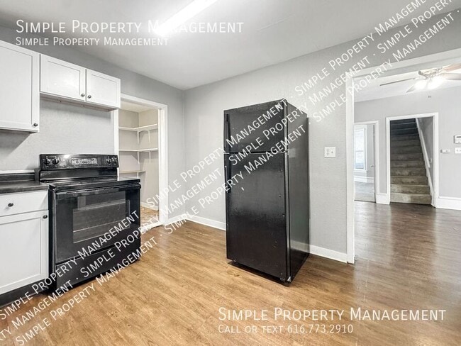 Building Photo - 156 Carrier St NE