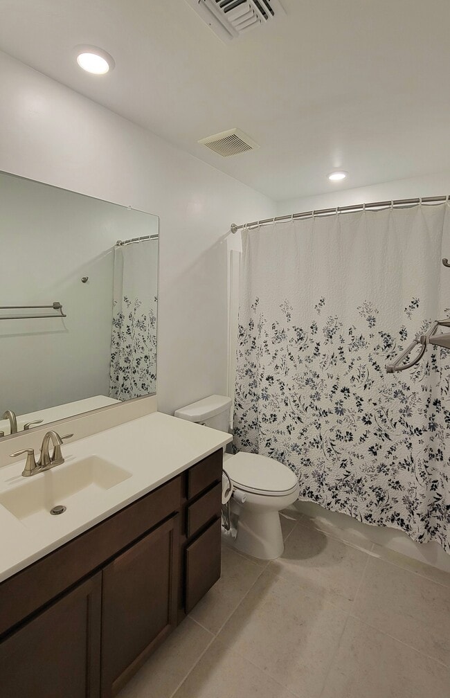 Building Photo - 7152 W Vineridge Dr