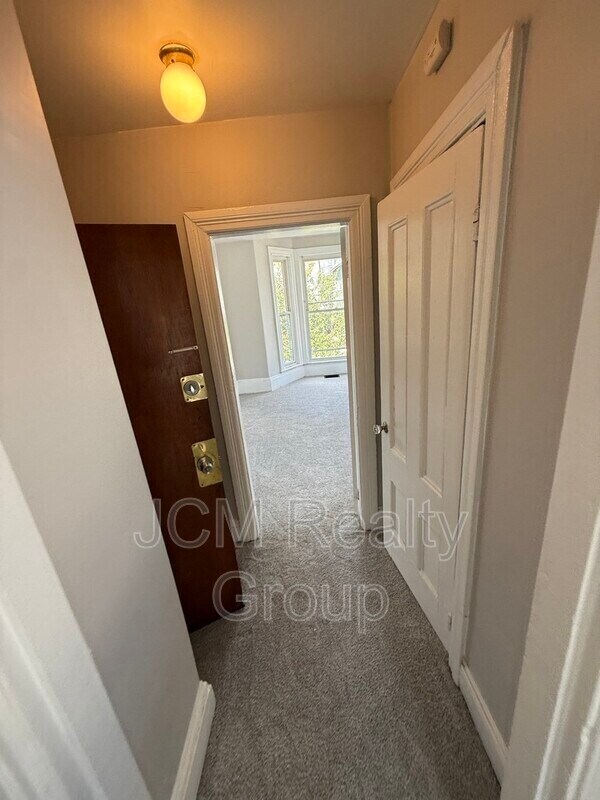 Building Photo - 829 Broadway