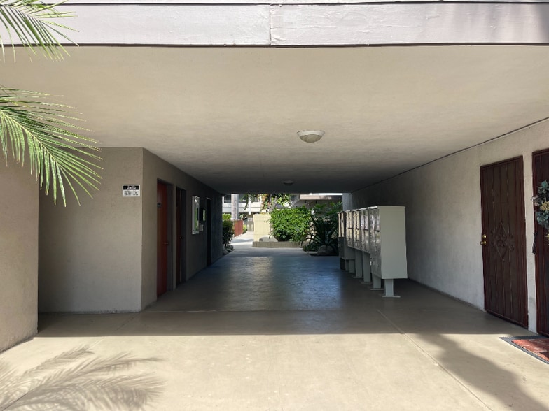 Building Photo - 1590 W Palm Ln