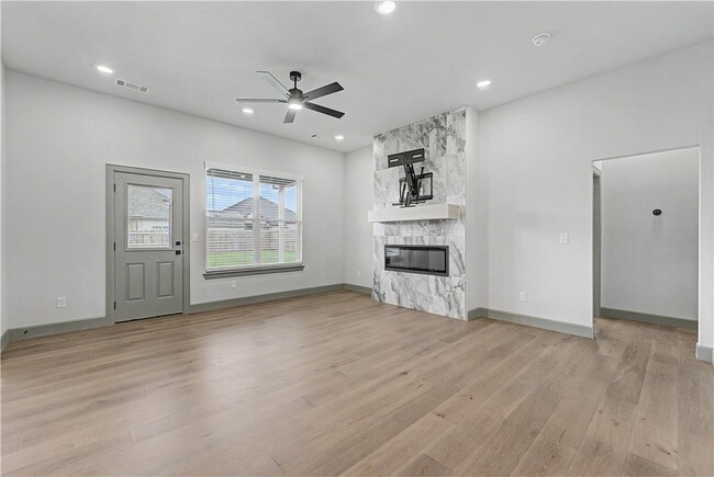 Building Photo - 1081 Mammoth St