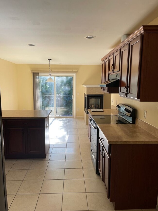 Building Photo - Beautiful 2 bed 2 bath upper Utica 1710 sq...