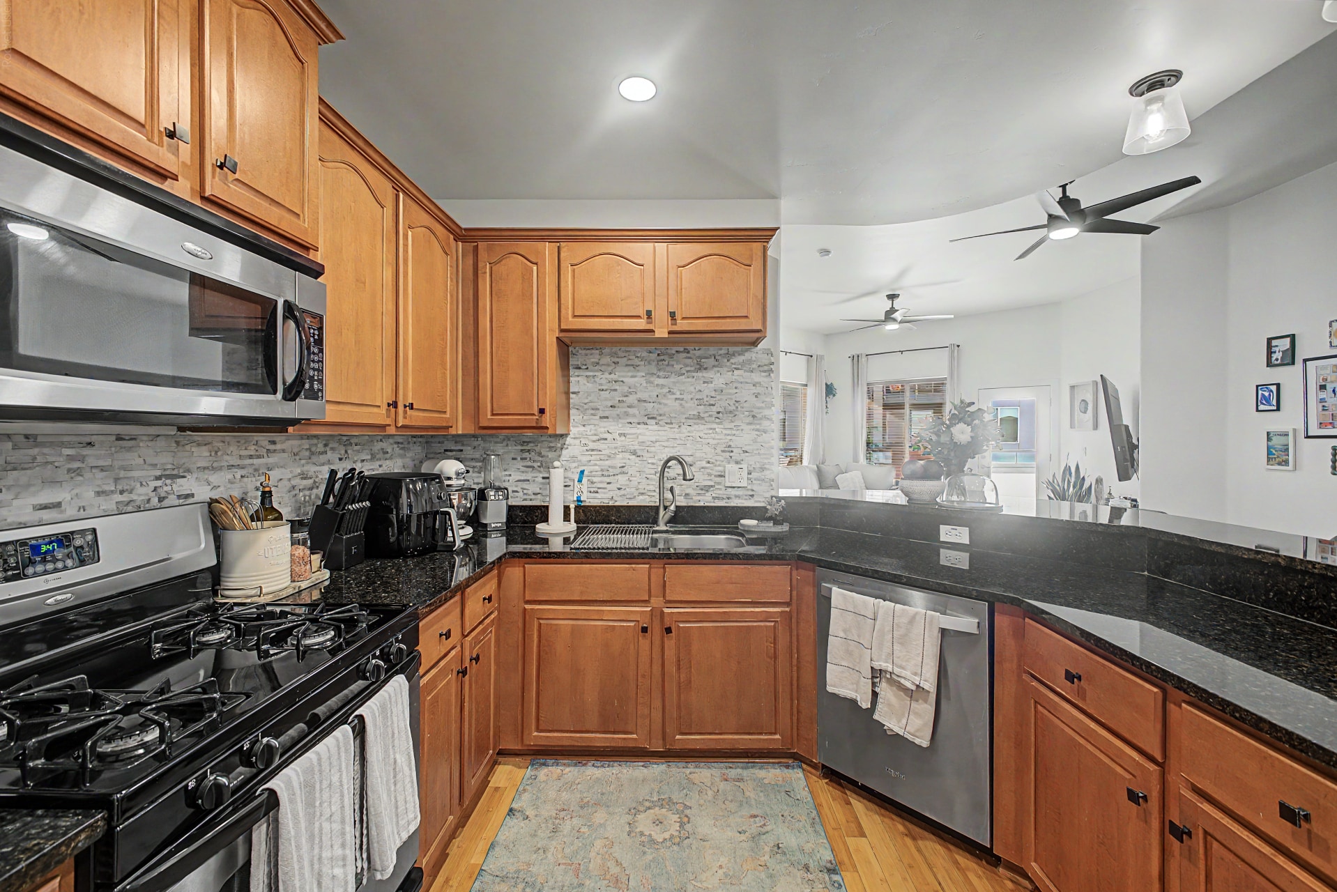Building Photo - 945 E Playa del Norte Dr