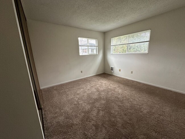 Building Photo - 3 Bedroom Condo for Rent - Hood River