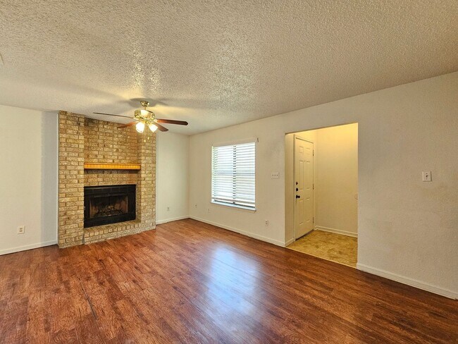 Building Photo - 1815 Cedarhill Dr