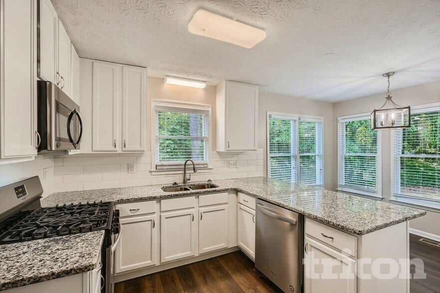 Building Photo - 985 Brookmont Dr S W