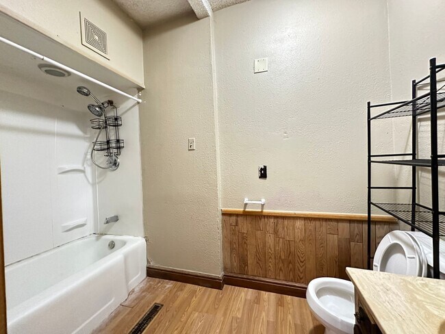 Building Photo - 4 bed 2 bath house $1,050