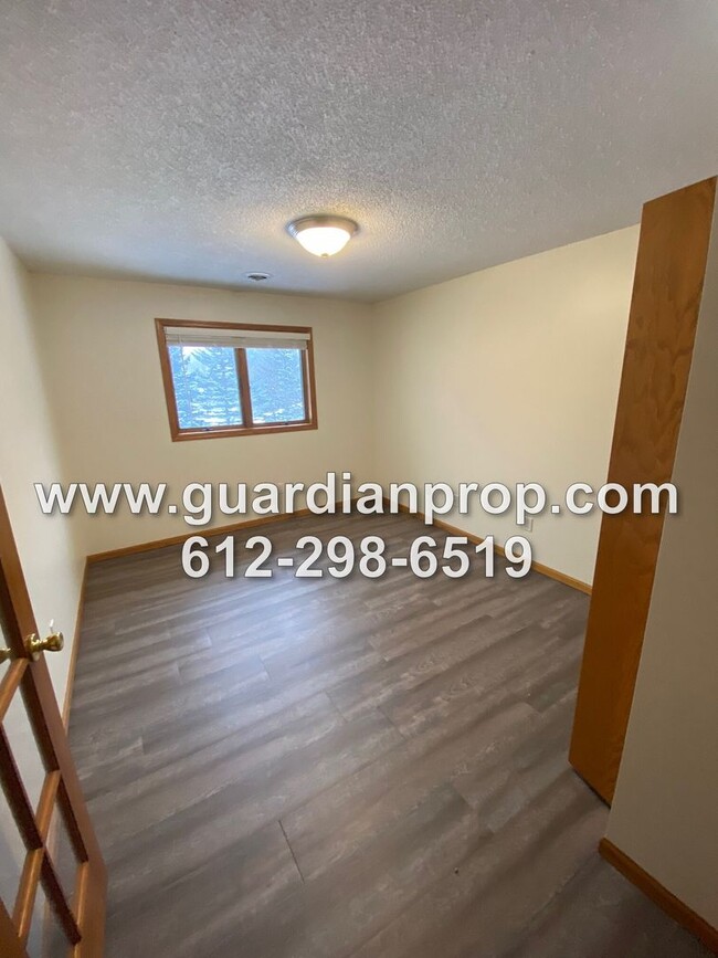 Building Photo - Top Floor Condo Available May 1st, Open Fl...