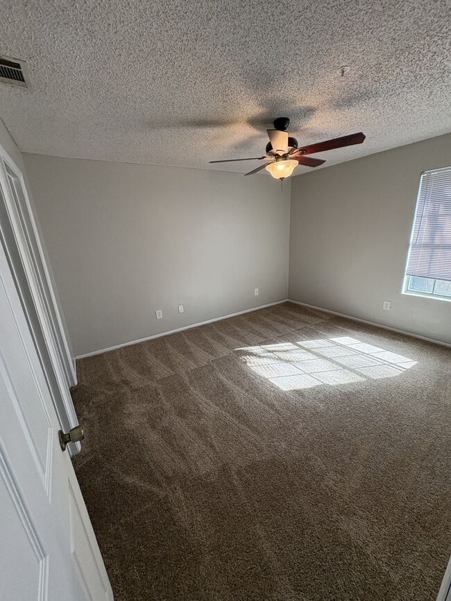 Building Photo - Large 2-bedroom 2-bath Condo