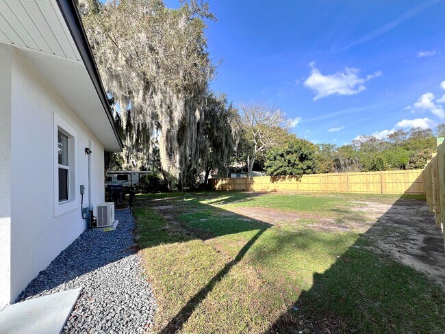 Building Photo - Charming Three-Bedroom Home