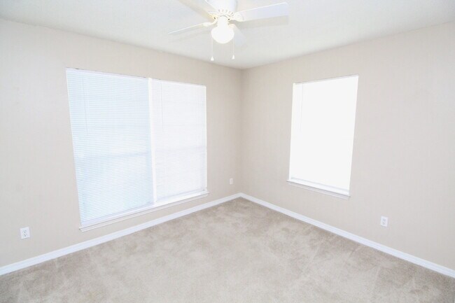 Building Photo - Spacious 3 Bedroom Home in Greystone – Nea...