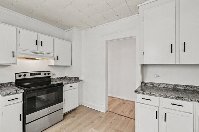 Building Photo - 811 Larned St