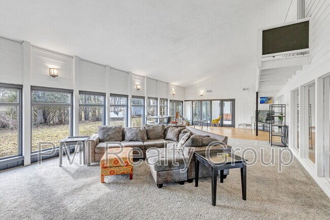 Building Photo - 607 Castle Blvd