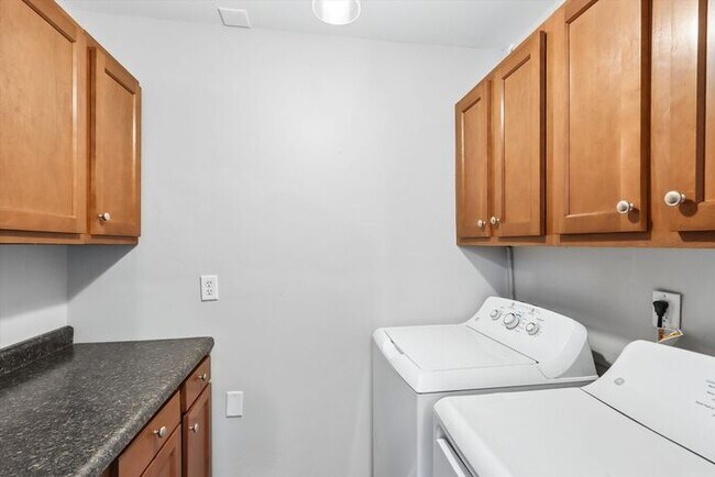 Building Photo - $1,750 | 3 Bedroom, 1 Bathroom Top Floor Duplex | No Pets | Available for Immediate Move-In!