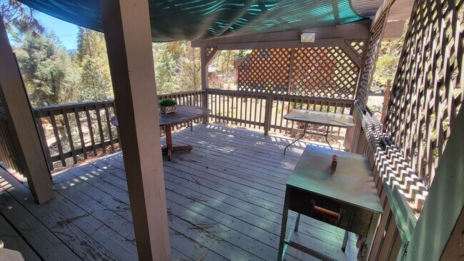 Building Photo - Spacious 4 Bed | 3 Bath Mountain Retreat i...