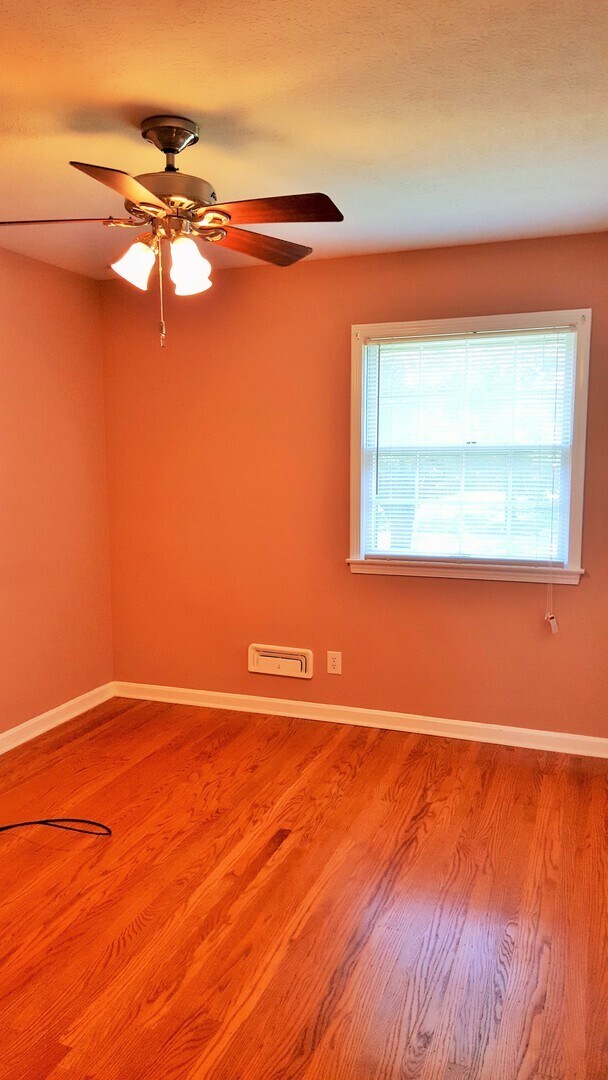 Building Photo - Great, 3 Bedrooms, 1.5 Baths, Brick Ranch ...