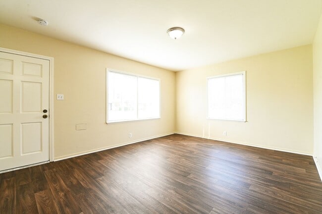 Building Photo - COMING SOON - House - 2 Bedrooms / 1 Bathr...