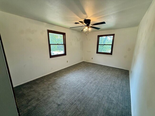Building Photo - 901-903 W Adler Rd